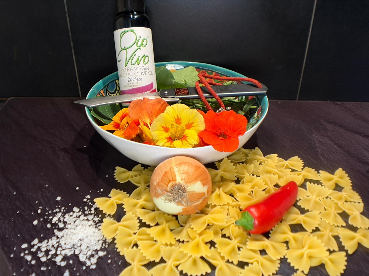 Farfalle, ingredients, Istrian olive oil, and an Ichizo Honpo Higonokami arranged together