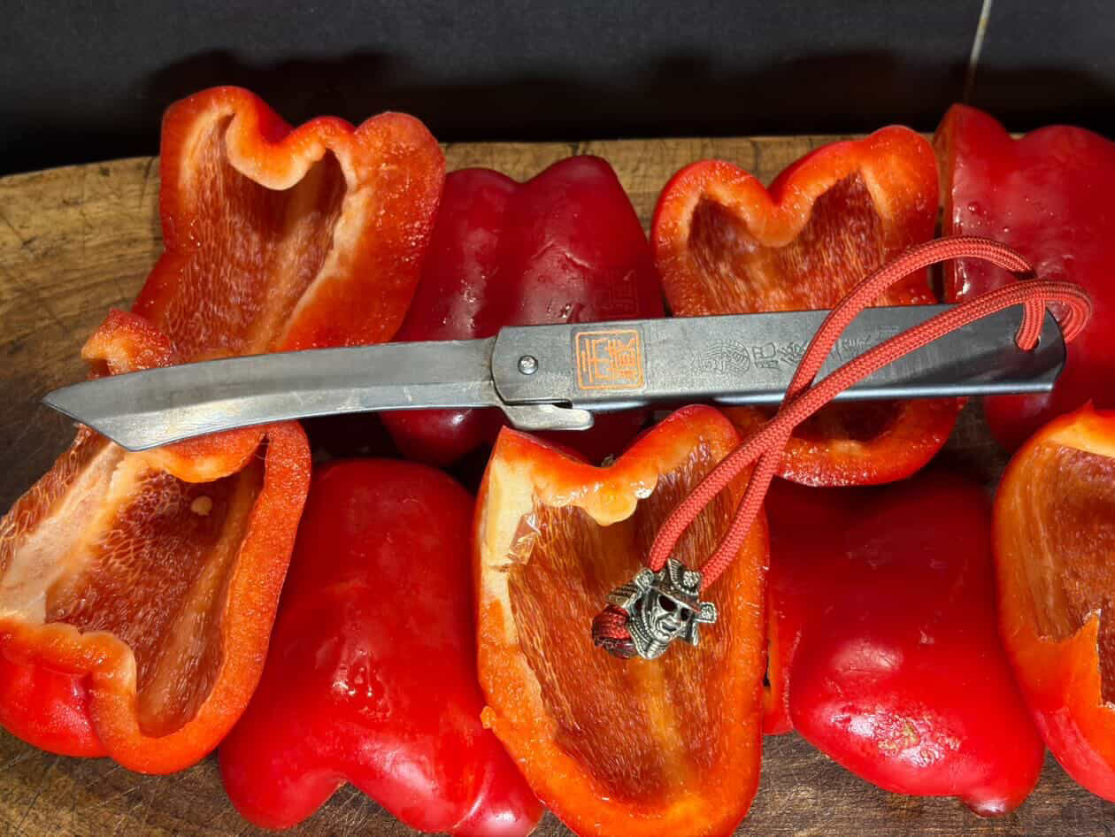 Ichizo Honpo Higonokami resting on halved red paprika
